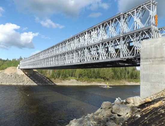 Ein-/doppelschichtige vorgefertigte Flussbrücke aus Metall im Militärstil, vorgefertigte, temporäre, tragbare, kompakte 200-Stahlkonstruktions-Fachwerk-Bailey-Brücke